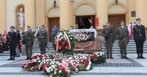 Delegacje złożą kwiaty na płycie Grobu Nieznanego Żołnierza.