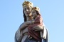 Figura Matki Bożej z Dzieciątkiem przed kościołem parafialnym w Janowcu Kościelnym.