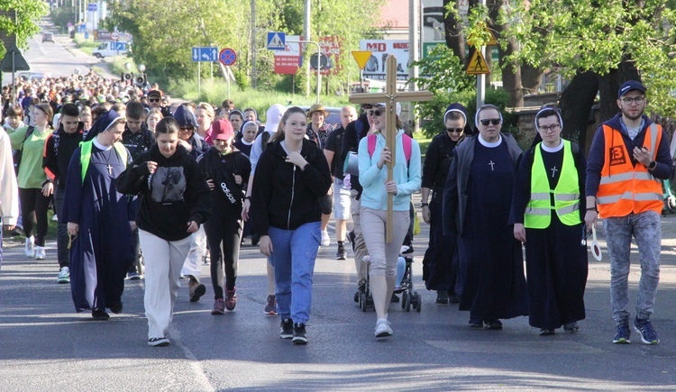 Kilkaset osób pielgrzymuje z siostrami służebniczkami do Tuchowa