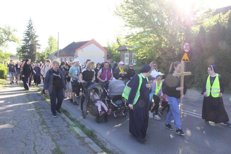 Pielgrzymka z siostrami służebniczkami z Tarnowa do Tuchowa
