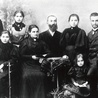 Rodzina Stein w 1895 roku. Z tyłu od lewej: Arno, Else, Siegfried, Elfriede, Paul. Z przodu: Rosa, Augusta, Edith i Erna. Twarz Siegfrieda, zmarłego w 1883 roku, została doklejona.