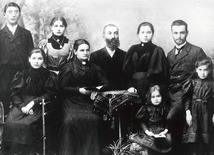 Rodzina Stein w 1895 roku. Z tyłu od lewej: Arno, Else, Siegfried, Elfriede, Paul. Z przodu: Rosa, Augusta, Edith i Erna. Twarz Siegfrieda, zmarłego w 1883 roku, została doklejona.