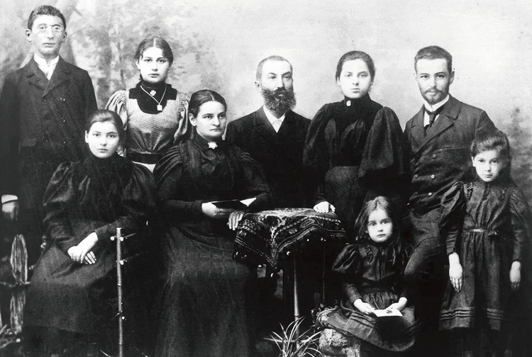 Rodzina Stein w 1895 roku. Z tyłu od lewej: Arno, Else, Siegfried, Elfriede, Paul. Z przodu: Rosa, Augusta, Edith i Erna. Twarz Siegfrieda, zmarłego w 1883 roku, została doklejona.