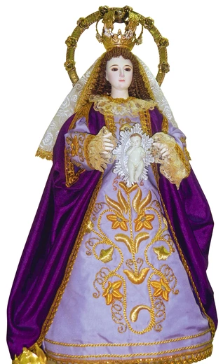 „Nuestra Señora de la O”, połowa XVIII w., San Rafael (Filipiny), kolekcja prywatna. Król Hiszpanii Carlos III przebywał w młodości przez trzy lata na należących wówczas do tego kraju Filipinach. Gościli go franciszkanie z miasta San Rafael w prowincji Bulacan. Kiedy w roku 1759 został monarchą, przysłał im w podzięce tę figurę. Zgodnie z panującą wówczas w sztuce hiszpańskiej modą rzeźba ma prawdziwe włosy i ubrana jest w prawdziwe szaty. Figurka Jezusa jest na nie naszyta.