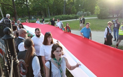 Barwy narodowe, wśród zieleni parku miejskiego, niejedną osobę wzruszyły.