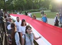 Barwy narodowe, wśród zieleni parku miejskiego, niejedną osobę wzruszyły.