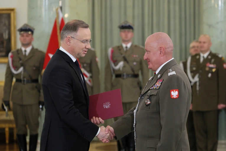 Prezydent wręczył akty mianowania na stanowisko dowódcy generalnego RSZ i na stanowisko dowódcy WOT