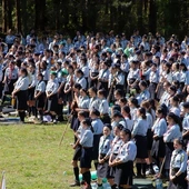 Nastolatki w mundurach, które na majówkę zamieszkały w lesie