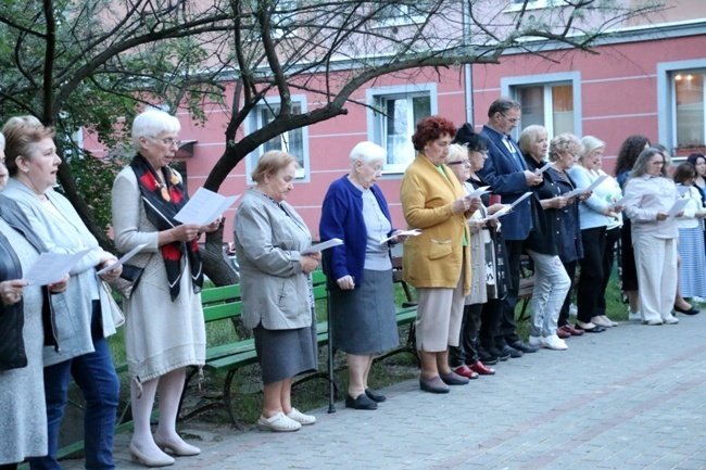 Nabożeństwa majowe w parafii na Obozisku