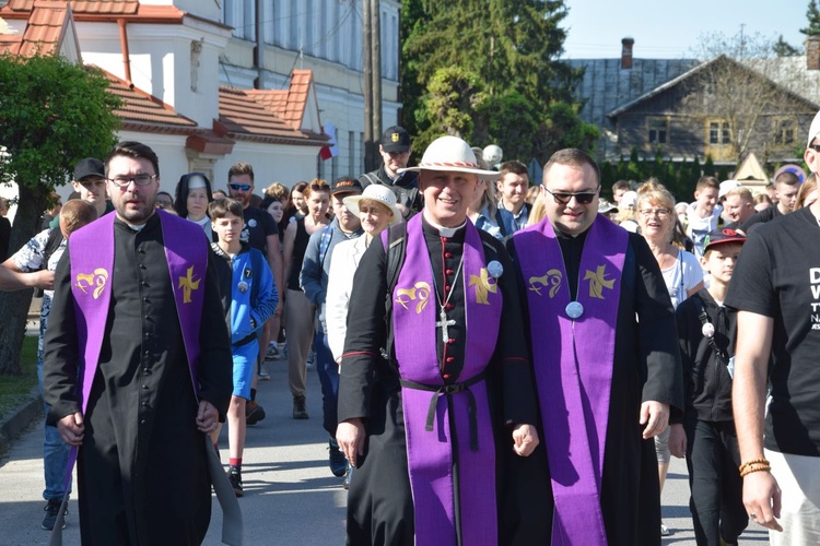 Pielgrzymka młodzieży do Piotrawina