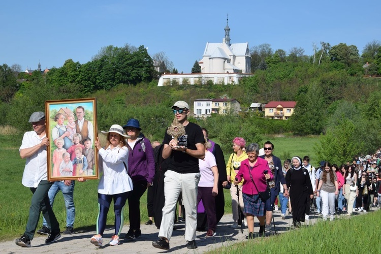 Pielgrzymka młodzieży do Piotrawina