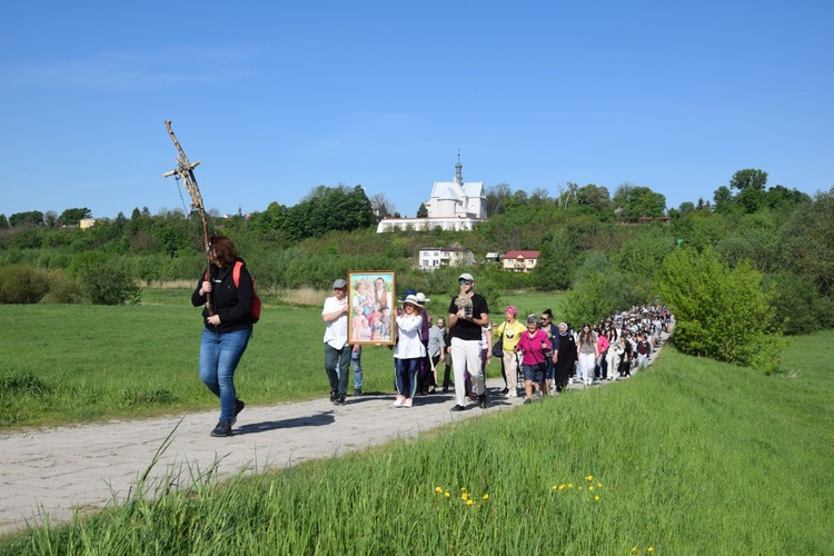 Pielgrzymka młodzieży do Piotrawina