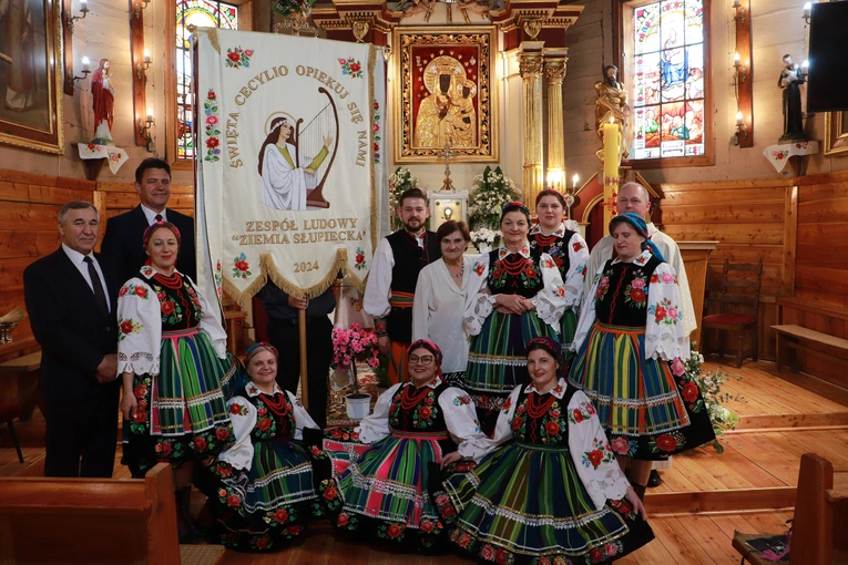 Poświęcenie chorągwi procesyjnej w Słupi
