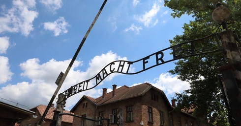 Marsz Żywych: Żydzi i młodzi Polacy upamiętnią w poniedziałek ofiary Zagłady