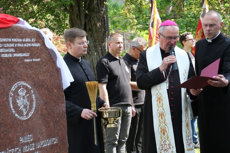 Pamiątkowy głaz poświęcił biskup płocki.