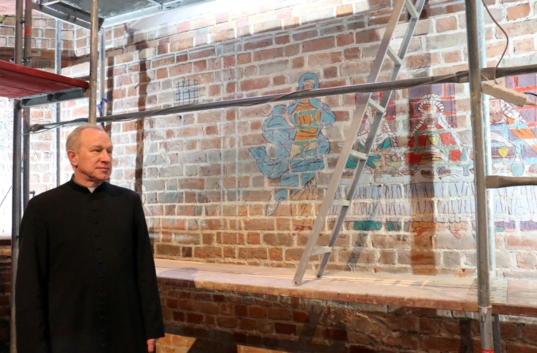 Renowacja polichromii w prezbiterium fary