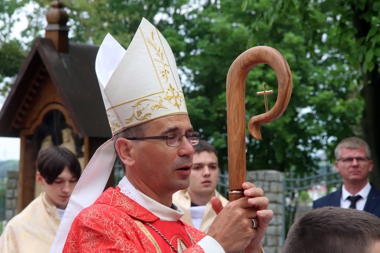 Poświęcenie nowej Drogi Krzyżowej przy kościele w Skarbimierzu