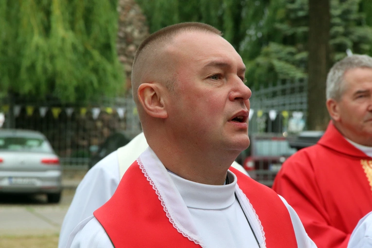 Poświęcenie nowej Drogi Krzyżowej przy kościele w Skarbimierzu