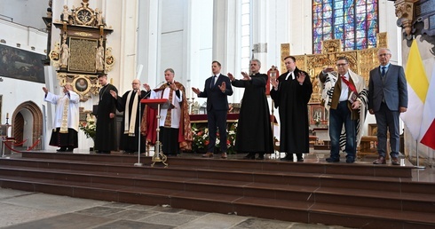 Międzyreligijna modlitwa w bazylice Mariackiej za władze miasta