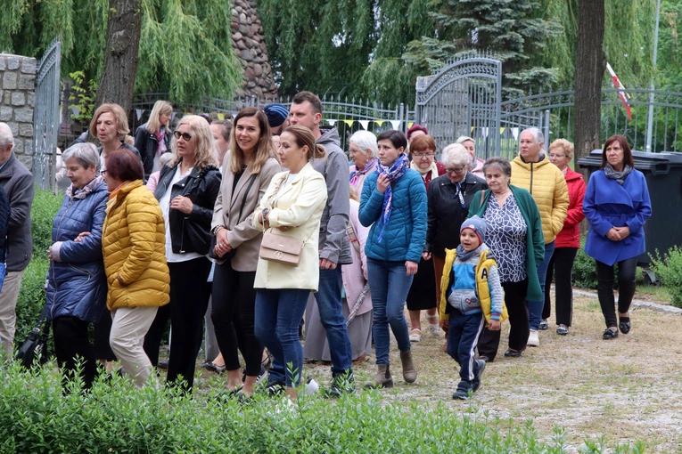 Poświęcenie nowej Drogi Krzyżowej przy kościele w Skarbimierzu