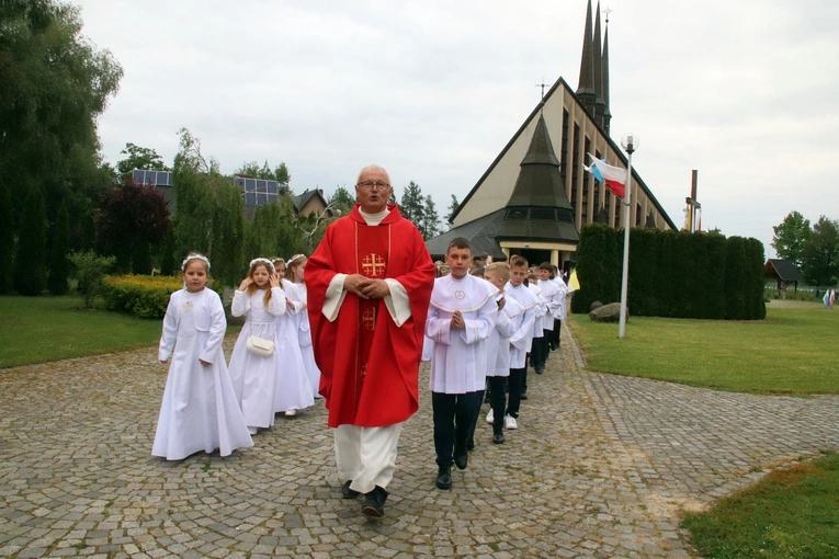 Poświęcenie nowej Drogi Krzyżowej przy kościele w Skarbimierzu