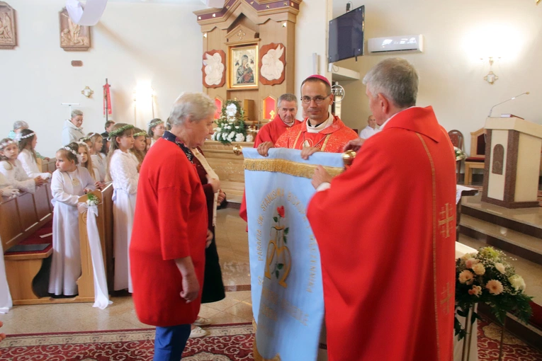 Poświęcenie nowej Drogi Krzyżowej przy kościele w Skarbimierzu