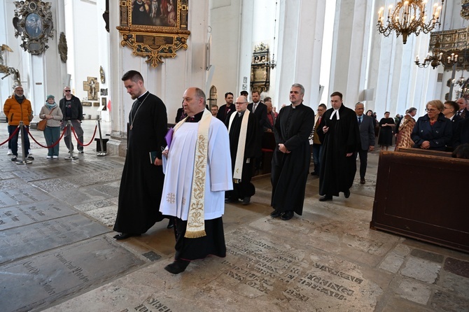 Modlitwa za radnych i władze Gdańska w bazylice Mariackiej