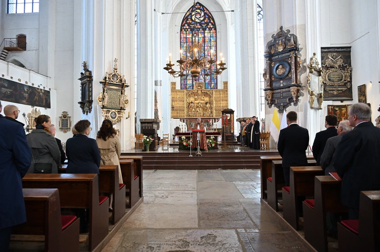 Modlitwa za radnych i władze Gdańska w bazylice Mariackiej
