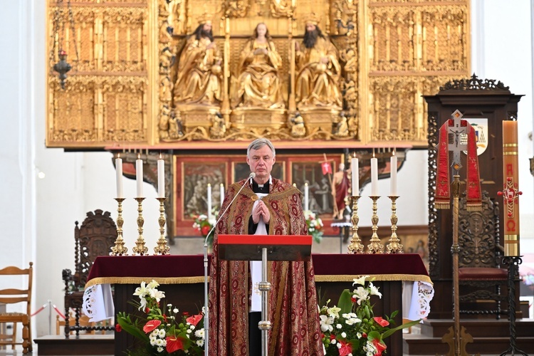 Modlitwa za radnych i władze Gdańska w bazylice Mariackiej