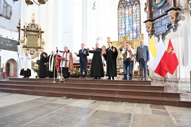 Modlitwa za radnych i władze Gdańska w bazylice Mariackiej