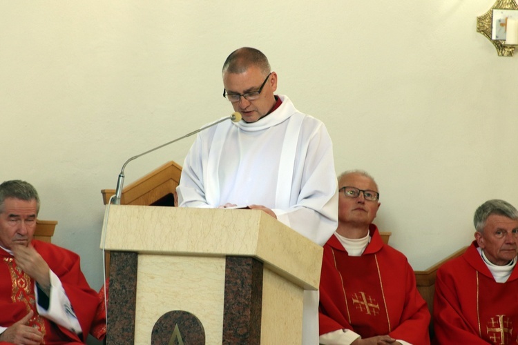 Poświęcenie nowej Drogi Krzyżowej przy kościele w Skarbimierzu