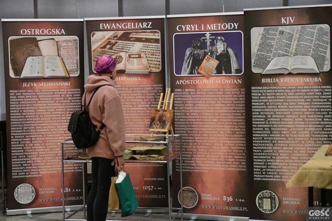 Wystawa o historii Bibilii w zielonogórskiej bibliotece