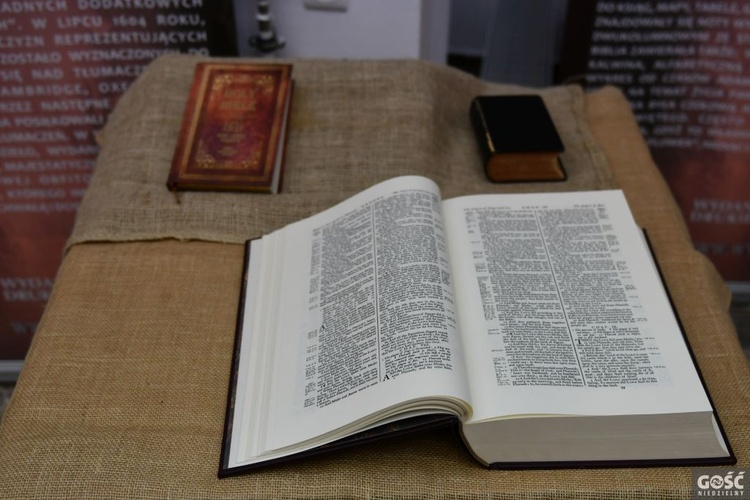 Wystawa o historii Bibilii w zielonogórskiej bibliotece