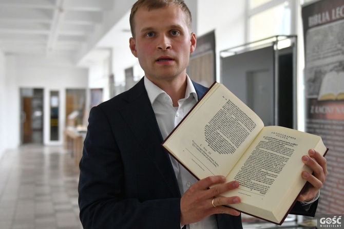 Wystawa o historii Bibilii w zielonogórskiej bibliotece