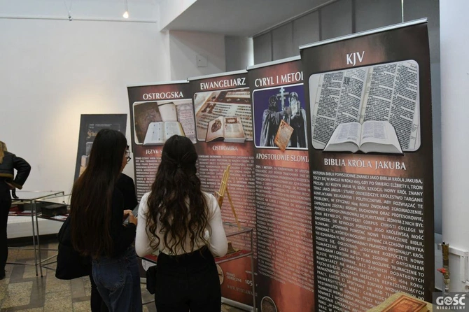 Wystawa o historii Bibilii w zielonogórskiej bibliotece