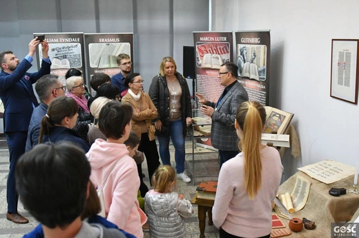 Wystawa o historii Bibilii w zielonogórskiej bibliotece