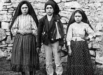 Lúcia dos Santos oraz Francisco i Jacinta Martó. Tym dzieciom w Fatimie objawiła się Matka Boża.