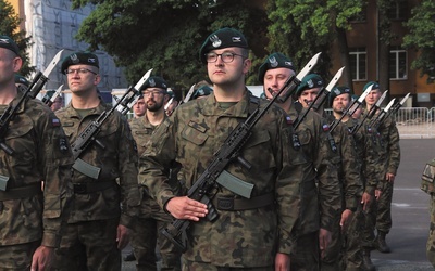 Ks. Cyryl Zieliński podczas przysięgi wojskowej  po szkoleniu w Akademii Wojsk Lądowych.