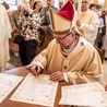Po Eucharystii metropolita gdański uroczyście podpisał akt ponownego poświęcenia Bazyliki Morskiej.