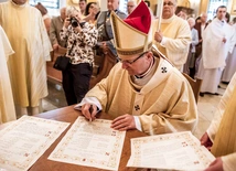 Po Eucharystii metropolita gdański uroczyście podpisał akt ponownego poświęcenia Bazyliki Morskiej.