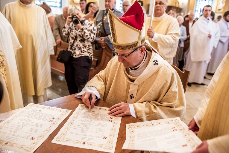 Po Eucharystii metropolita gdański uroczyście podpisał akt ponownego poświęcenia Bazyliki Morskiej.