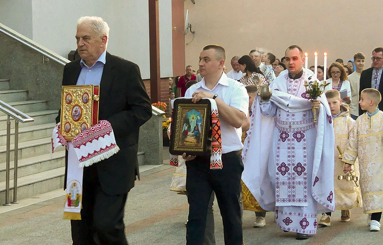 	Wieczorna procesja wokół kościoła Chrystusa Króla rozpoczęła paschalne uroczystości w sobotę.