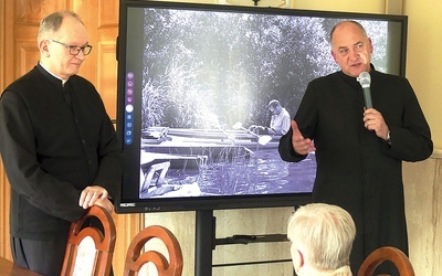 	Inicjator wyprawy nurtem królowej polskich rzek (z lewej) z proboszczem ks. Piotrem Koniecznym.