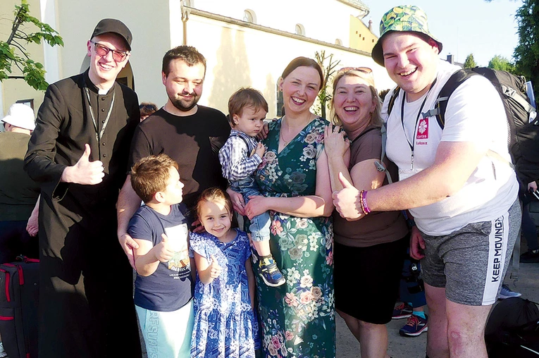 	Klerycy Jan i Łukasz – z lewej i prawej – ze swoimi bulowickimi gospodarzami.