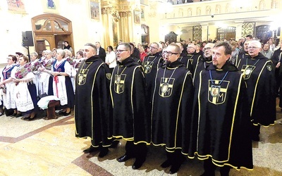 Rycerze św. Jana Pawła II na nabożeństwie w Hałcnowie.