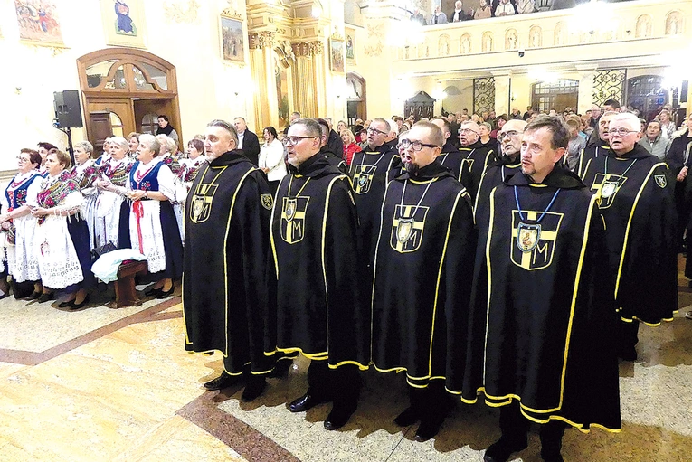 Rycerze św. Jana Pawła II na nabożeństwie w Hałcnowie.