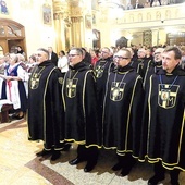 Rycerze św. Jana Pawła II na nabożeństwie w Hałcnowie.