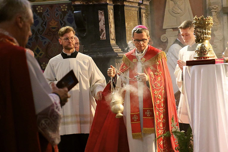 Przy relikwiach króla i męczennika bp Mirosław Milewski sprawował uroczyste nieszpory.