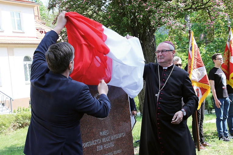 Nowe miejsce pamięci odsłonili Paweł Felczak, prezes Stowarzyszenia Historycznego im. 11 Grupy Operacyjnej NSZ, i biskup ordynariusz.