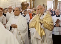 W procesji do ołtarza relikwiarz niósł proboszcz parafii ks. Kazimierz Hara.